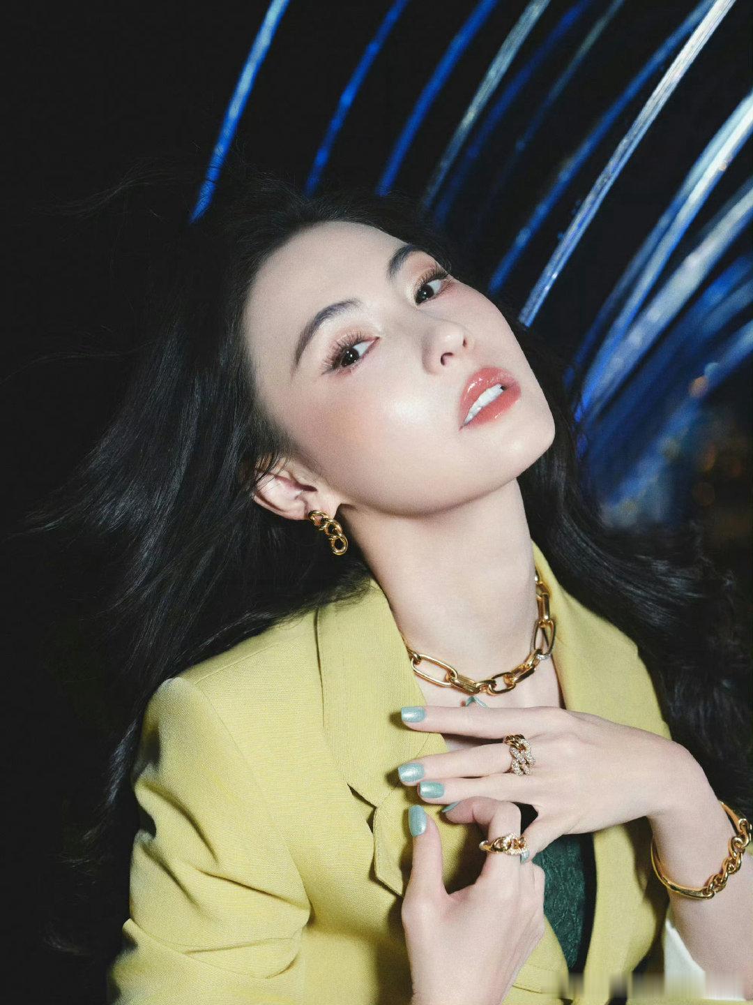 #张柏芝顶级骨相的含金量# 对比前后两种造型状态，能明显看出骨相带来的优势，不管淡妆浓妆都不会违和 #张柏芝转身变装# ​
