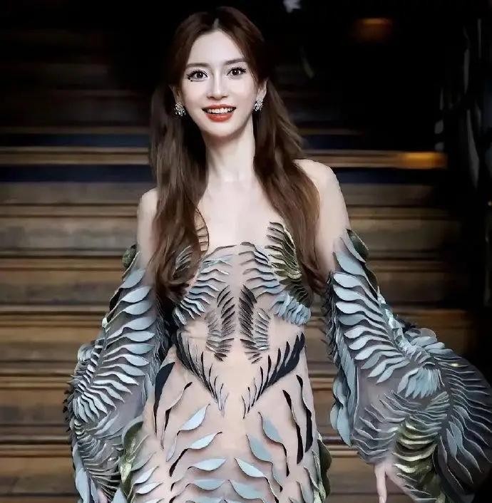 杨颖默默带娃4年，叶珂抱着女儿做单亲妈妈！

48岁的黄晓明，真以为能靠“好爸爸”瞒过去？

2026年8月2日，上海一家私房菜馆门口，48岁的黄晓明掀起门帘，侧过身子，让26岁的胡冉儿先走过去。此前的大年初九，有人在新加坡环球影城碰到他们，天上下着雨，黄晓明手里一把黑伞撑在女方头顶，他自己的半边肩