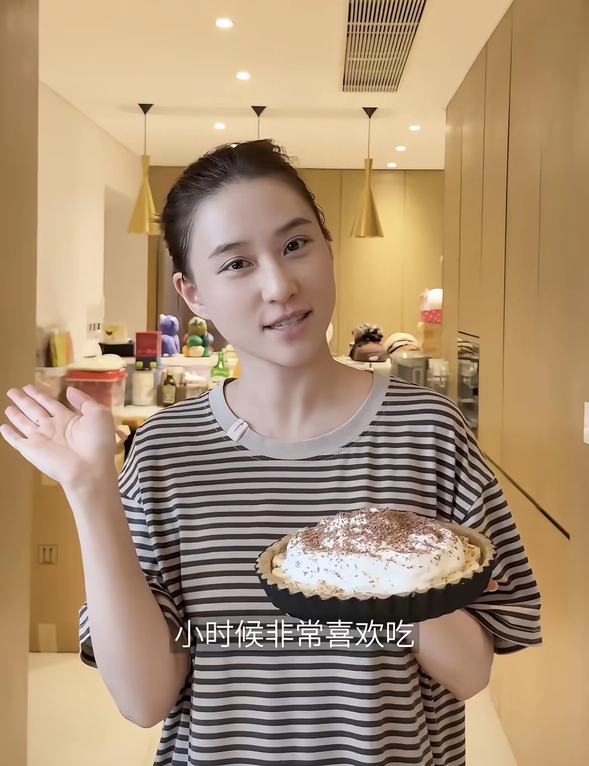 赌王千金何超莲在上海的家最近被拍到，暖调米白主色调配浅木色家具，沙发上堆着几个软乎乎的针织靠垫，餐边柜上还摆了不少看起来用了挺久的马克杯和小摆件，完全没有想象中豪门大宅的距离感。
之前她晒过在北京的住所，是偏冷调的极简大平层，落地窗配金属线条，走的是利落大气的商务风，和上海这套的居家感反差特别大。