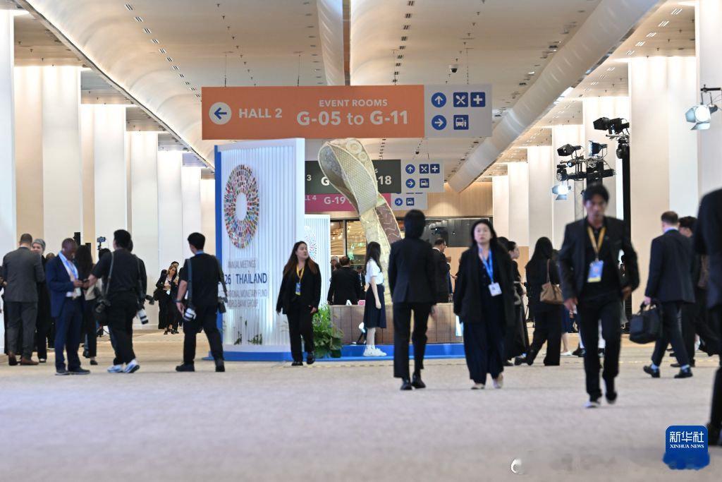 10月13日在泰国曼谷拍摄的《世界经济展望报告》发布会现场。
国际货币基金组织（IMF）10月13日发布最新一期《世界经济展望报告》，小幅上调今年世界经济增长预期至3.1%，较7月预测值高0.1个百分点。IMF说，人工智能（AI）投资热潮对部分经济体的提振抵消了中东冲突对其他一些经济体的拖累。 ​