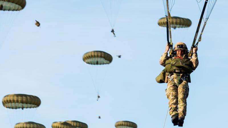 驚險！英軍士兵跳傘時傘具未能完全打開，砸穿屋頂掉進別人傢裡-圖2