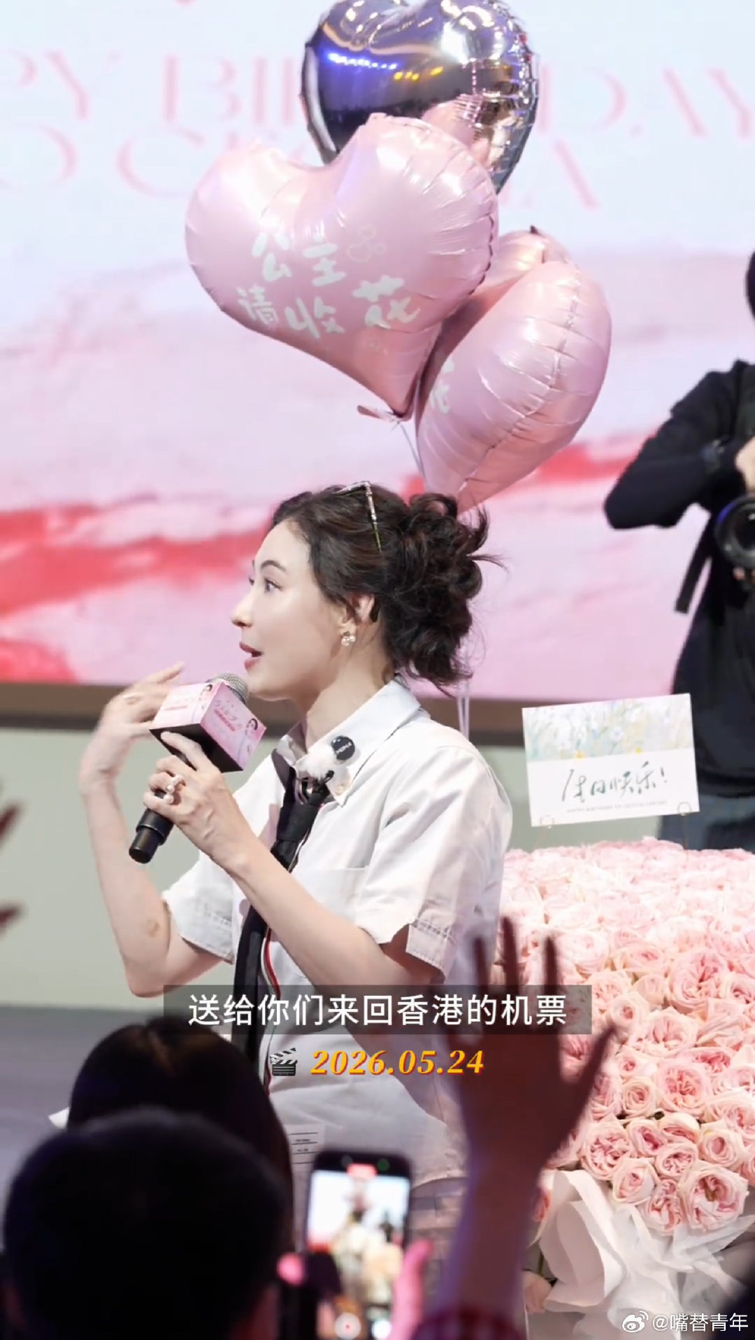 #张柏芝包机票带粉丝去迪士尼# 被张柏芝的举动戳到，包机票带粉丝打卡香港迪士尼。粉丝多年的追随她都看在眼里，不玩花架子，直接给到实实在在的出行福利，真的很暖心！ ​