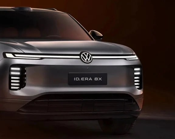 上汽大众ID.ERA8X，德系大五座增程旗舰 SUV，家庭出行优选。环宇光翼贯穿灯组，外观大气沉稳，5米级车身搭配2970mm长轴距，车内空间宽敞舒展。入门即满配，标配 Momenta R7世界模型智驾、192线激光雷达，出行更安心。搭载EA211黄金增程器，长续航版本纯电续航451km，综合续航可达1602km，告别里程焦虑。800V高压平台补能高效，座椅加热通风按摩、车载冷暖冰箱一应俱全。行云智能底盘滤震出色，9安全气囊全方位守护，兼顾长途自驾与日常通勤，家用舒适一步到位。
	
#大众8X入门即满配、#德系驾控旗舰SUV、#李治廷喊你来试满配大众8X、#MomentaR7世界模型、#都市好搭子