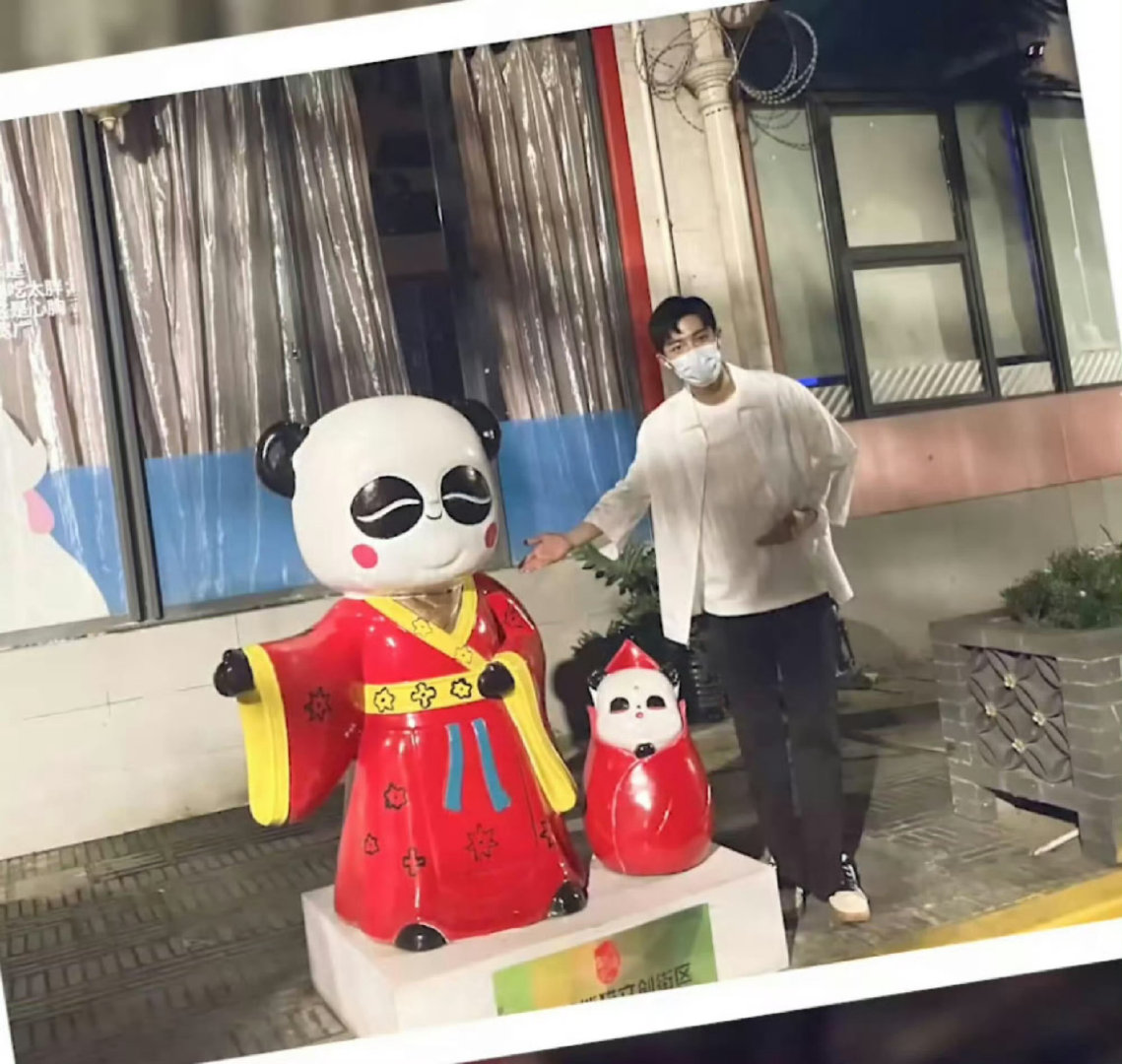 #肖战[超话]##肖战小城良方微指大断层#[心]#肖战模仿雕塑# 

这就是打工人的美丽精神状态

上班哪有不疯的！！！#肖战衣服上的剪影# ​