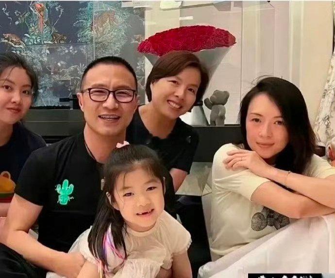 仔细看才发现离婚前的章子怡，所有人面对镜头都很开心，只有她在咬牙忍耐着！ ​