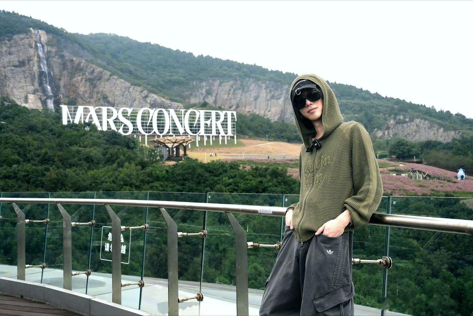 #华晨宇[超话]##华晨宇南京演唱会游园路透# （开着兰博基尼闪亮登场）（后空翻下车）（叼玫瑰花）（推墨镜）（靠墙）（滑倒）（原地后空翻270°接转体8042°左脚踩右脚，右手抓脚后跟，左手摸后脑勺稳稳落在你面前比心）hi，晨宇~​