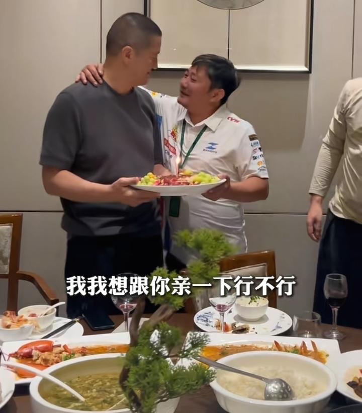 谁说过了55岁，生日只能安安静静吃顿饭？李亚鹏这次庆生，张雪一个突然举动，瞬间把现场气氛推向高潮。两人贴脸亲吻，旁人先是一声惊呼，随后全场笑成一片。

据现场信息，李亚鹏迎来55岁生日，张雪到场送上祝福。宴席间，她搂住李亚鹏脖子，直接问能不能亲一下。话音刚落，两人便贴脸互亲，动作虽然突然，却没让现场