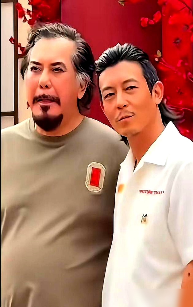 45岁陈冠希，丢下几个亿的潮牌生意不守，跑去马来西亚拍了个一千万的小成本喜剧。搭档黄秋生，导演没几个人听过。
片名叫《神马庙》，讲俩穷鬼靠开庙帮人许愿混日子。陈冠希自己直播都承认，紧张，手都不知道往哪搁，但又撂了句我觉得自己是非常好的演员。
这片子拍了不到一个月，横跨三个国家取景，定档2027年