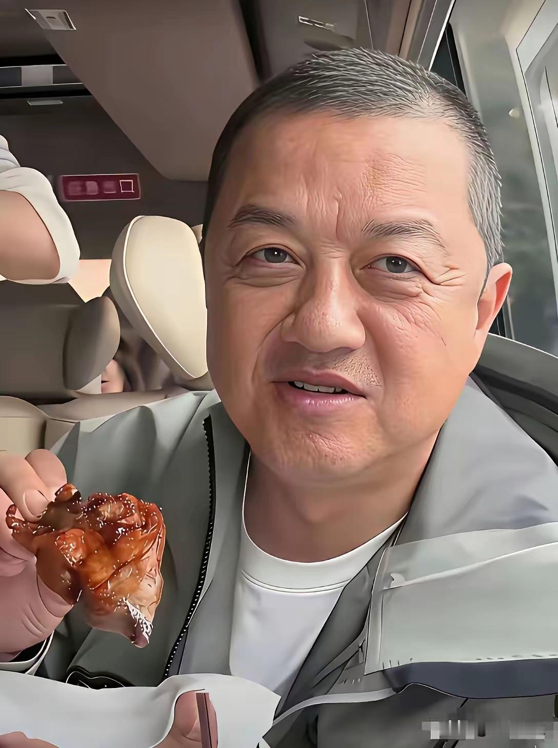 李亚鹏比王菲还小两岁
看起来状态却大不相同