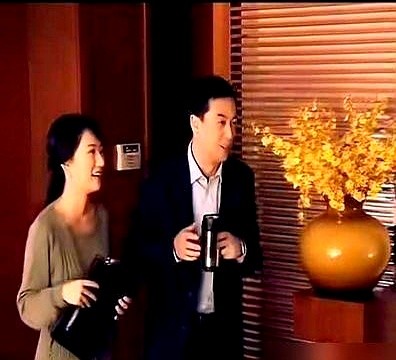 56岁的张嘉益在西安过生日，桌上没几个人，冷清得很。

好多人总拿《蜗居》里宋思明那场戏说事，觉得满桌人敬酒才是排面。可戏里宋思明吃得有多窝囊，酒杯里全是求人的生意，戏外张嘉益更不是宋思明。

他25岁就查出强直，这些年背越来越弯，去年在片场走路姿势都变了形，硬是咬牙扛了八年，才把央视播的这部《主角