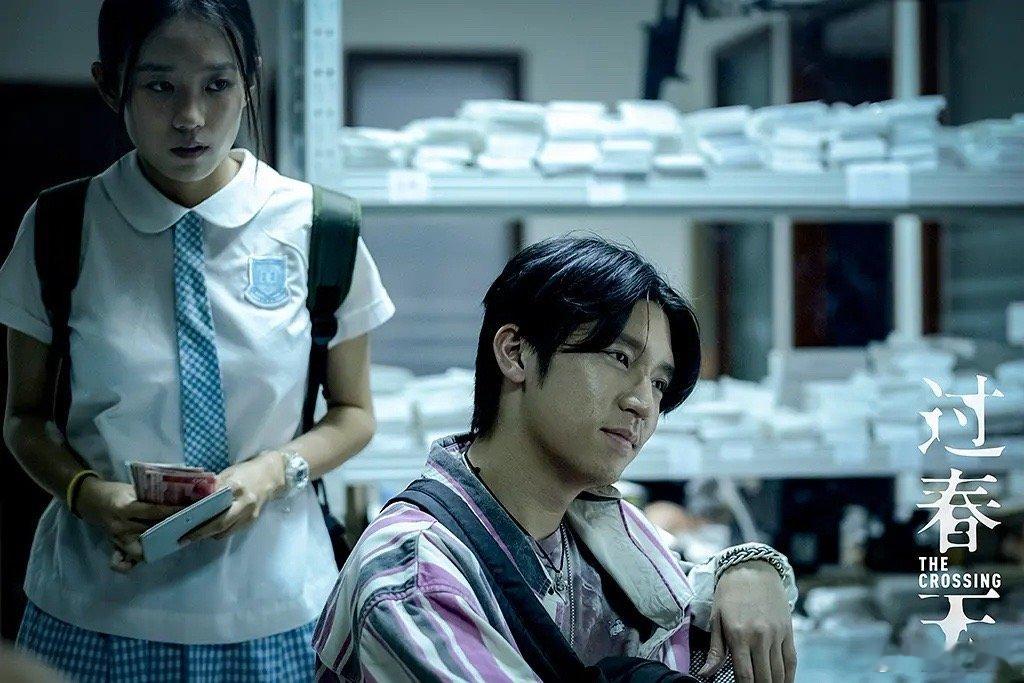 #几亿放映厅# 2026-74《过春天》。
在《魔方小姐》评论区看到的推荐，同一导演作品，这一部可好太多了。
也没什么惊天动地跌宕起伏的情节，但就很容易沉浸，看他们细细碎碎过一天又一天，一关又一关，跟着他们侥幸，也跟着他们得过且过，不知道接下来是什么。很港，真好。

倪虹洁戏份不多，但那种摇曳 ​