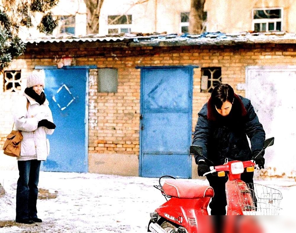 张哲华那个新剧，把“救赎”两个字撕烂了。刘阳从火海里爬出来，满身灰，去“救”郝洁，结果根本不是爱。那是一种病态的投射，他救的是自己那点破碎的尊严，是把对方当成了重活一次的容器。什么落魄司机卷入命案，什么灰色边缘，全是幌子。他那种“好”，比明晃晃的坏更让人脊背发凉。别再磕什么救赎文学了，有些人靠近你，