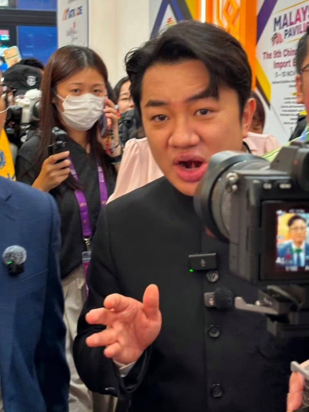 王祖蓝一身中式正装出席东盟博览会开幕式活动现场，他面对镜头侃侃而谈，很是受欢迎，他一现身即刻成为现场的焦点，粉丝们都手举手机拍摄。