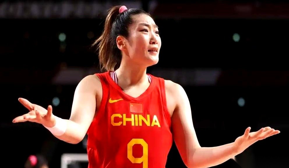 2026年9月19日前后，李梦公开用一句话，回应了2023年3月张隆前妻赵蕾带着聊天截图对她的实名指控。
这次开口之前，她硬扛着四年代言解约和被贴上“知三当三”标签的代价，没发过一封律师函。
眼下中国女篮在柏林八强战输给法国队29分之后，外线得分手的空缺依然只能留给教练组去想办法填补。
咱们先把时间