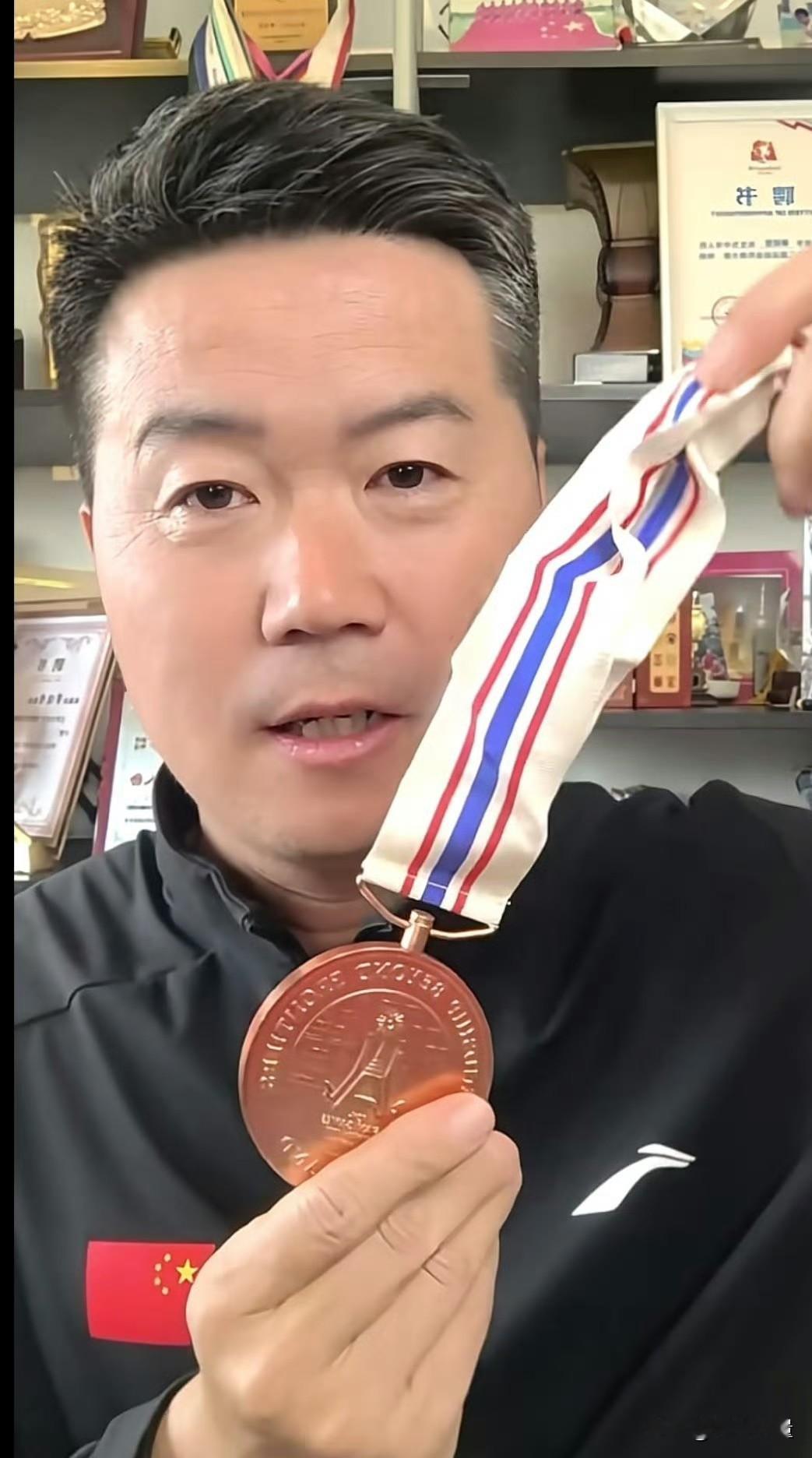 28年前亚运会铜牌的首发和进球者都有谁？

1998年曼谷亚运会男足铜牌战中国队3:0 泰国的首发阵容。时任国足主帅霍顿率队出战，首发11人为：

门将：江津
后卫：李玮锋、张恩华、范志毅、孙继海
中场：肇俊哲、李铁、马明宇、黄勇
前锋：杨晨、李金羽

进球者 范志毅、王鹏（下半场换下李金羽登场）、