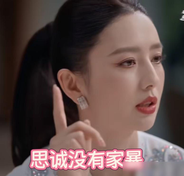佟丽娅亲口辟谣了，陈思诚没打过她。
鲁豫访谈里，她原话是：思诚没有家暴，大家都说他打我，没有。被传了这么多年的实锤，连个影子都没有。
源头就两条线：陈思诚当年夜会异性被拍，网友自动脑补成打老婆；佟丽娅演了反家暴电影《我经过风暴》，角色挨打，就有人说她本色出演。
最绝的是，她拍这片子的时候，俩人