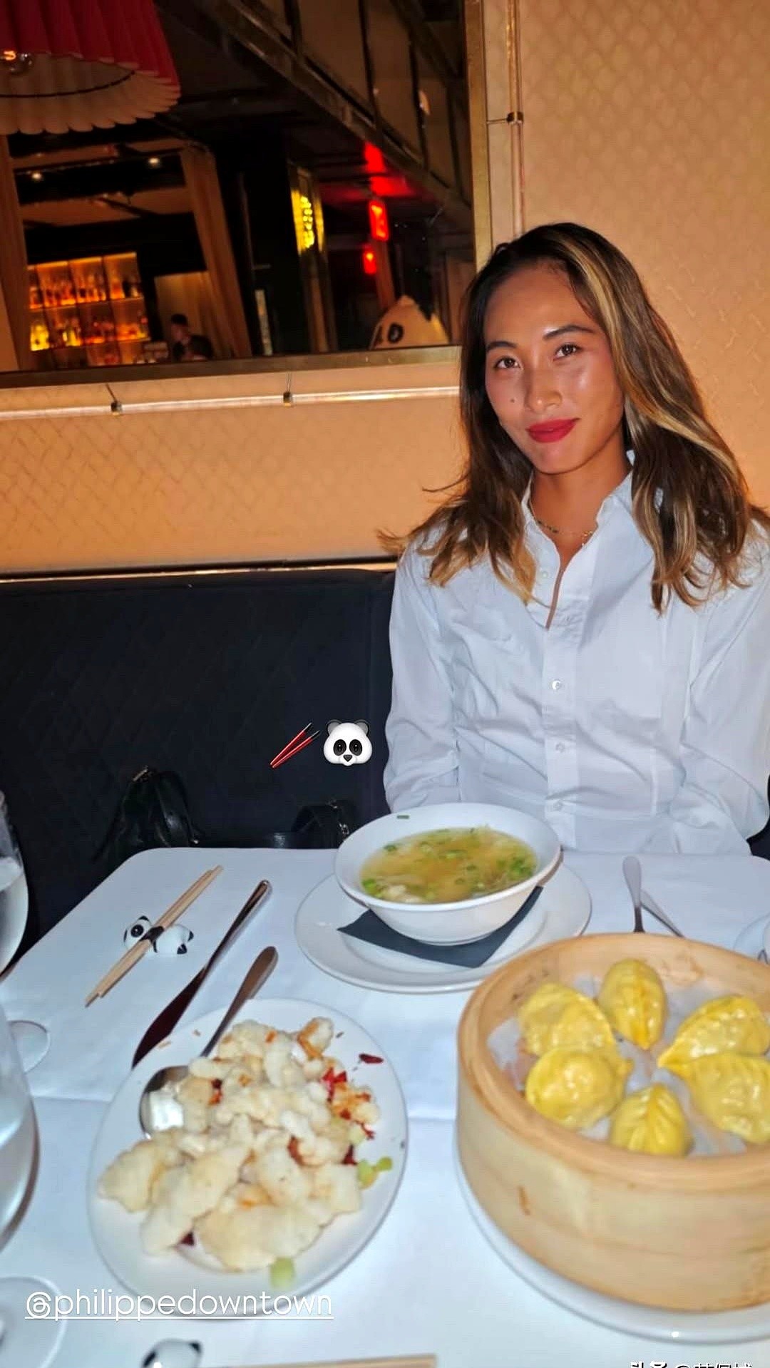 一笼蒸饺，一碗热汤，配上一碟小炒菜。

这是郑钦文在美网资格赛前，走进纽约一家中餐厅点的一顿饭。

之前总有人传，说她为了保持状态，天天顿顿只啃鸡胸肉和水煮西兰花。她自己听了都直摇头，赶紧澄清没这回事。

顶尖运动员的餐盘里，真不是只有苦行僧一样的白水煮菜。该吃吃，该练练，吃饱肚子才有力气上场挥拍。