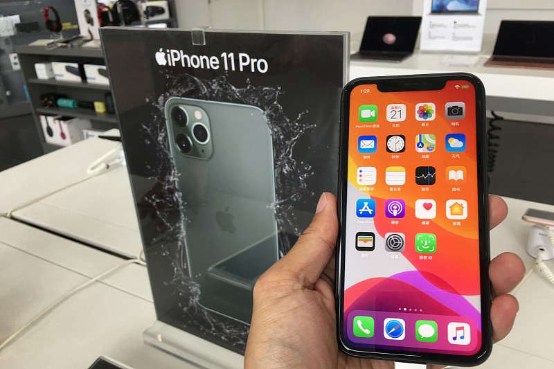 手里这台2019年入的11Pro用到现在快6年，说句实在话，日常刷APP、开两局王者、剪个1分钟的短视频都丝滑得很，A13芯片的底子真的够扛。
当年首发8699的机子，现在二手全原无拆的也就一千出头，256G版本找靠谱渠道甚至不到1300，用来当备用机或者给家里长