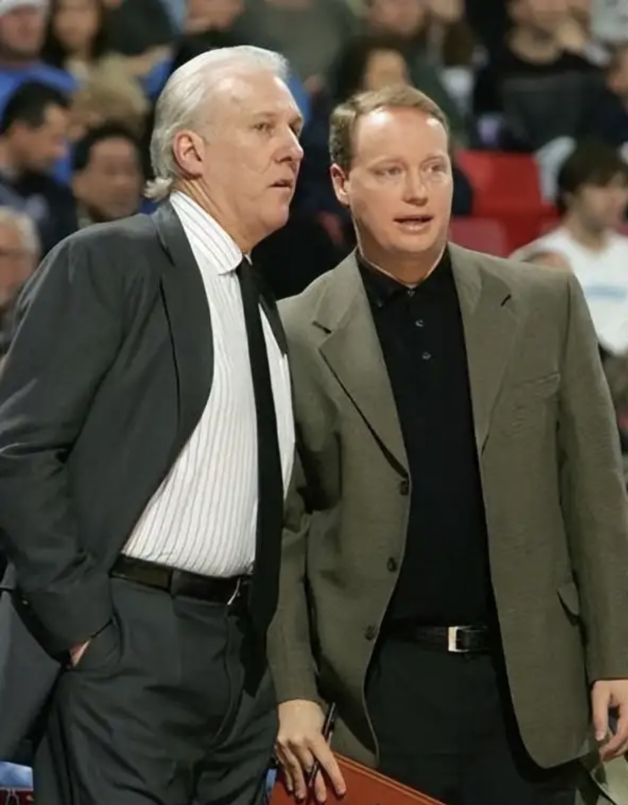 77岁的波波维奇二婚了，新娘是徒弟的前妻！
🏀波波维奇娶了昔日助教的前妻！这波是战术安排，还是马刺传统？

🔥TMZ爆料：77岁的波波维奇9月16日已和玛丽·巴斯·布登霍尔泽登记结婚。这位新娘不是外人——正是波波维奇昔日爱徒、在马刺当了近20年助教的布登霍尔泽的前妻。

🏀时间线还挺让人感慨：布登霍