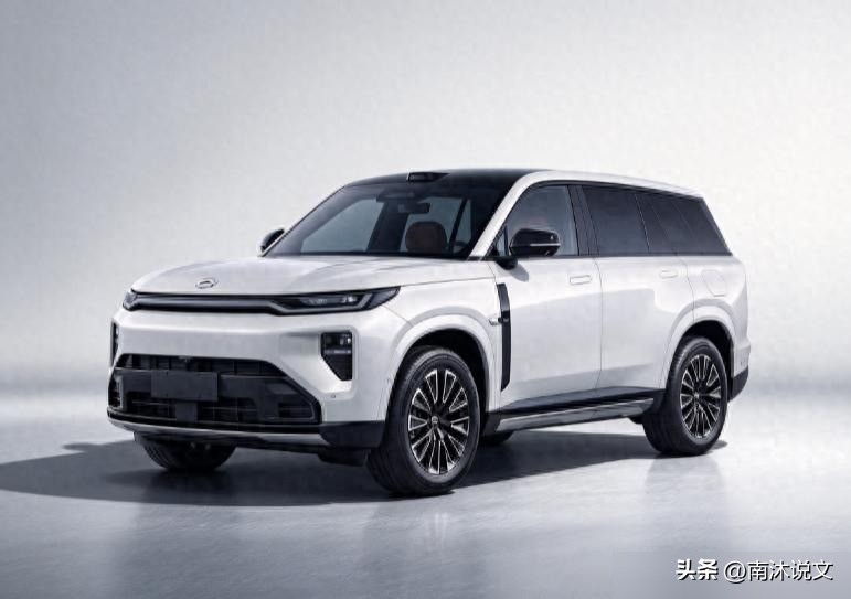 没充电桩照样开电车，减重百七十公斤图什么，这台混动打谁？
砍掉充电口依然开得顺滑，车企现在真学会给车做减法了。

广汽S7混动版直接抹去外接插枪口，整车重量实打实降一百七十公斤。不拼快充容量也不造续航焦虑，补能门槛直接踩到底。这路子就认准一件事：让没条件装桩的人也能踏实跑。

1.5T发动机配上机电