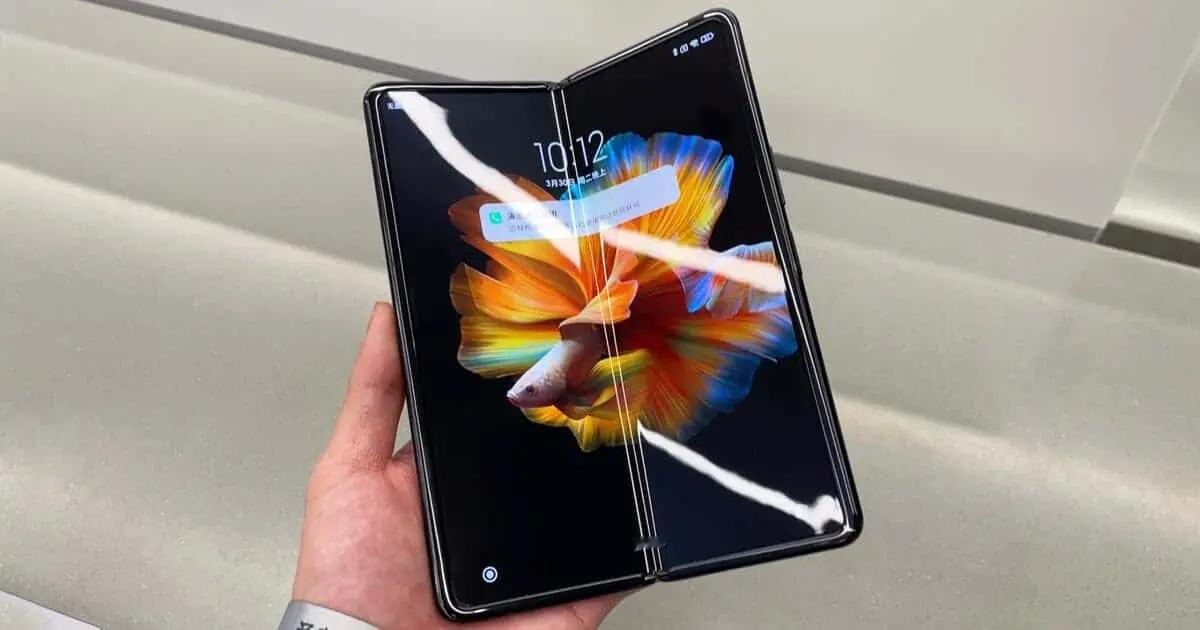 雷军对外晒出小米18 Fold阔折叠真机，这是小米迄今为止定位最高端的折叠手机，红色的机身外壳，格外吸引大众的视线。
 
阔折叠机型跟市面上常见的小折叠手机，有着很明显的区别，它展开之后屏幕面积更大，平时处理工作文档，追剧刷短视频，视野会开阔很多。从流出的真机画面能够看到，红色版本整机设计偏简洁，没