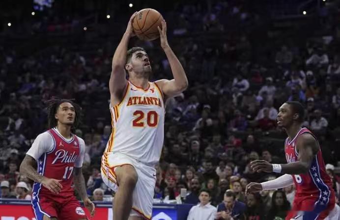 根据 ESPN记者报导，联盟消息人士透露，金州勇士将与老将大前锋Geo...