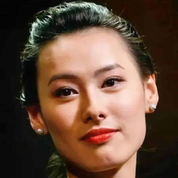 身家百亿的李泽楷坐在普通看台上，安安静静看完了大儿子李长治整整一场武术棍术比赛。
很多人当年都以为，梁洛施二十岁出头带着三个娃离开豪门，手里握着这么硬的底牌，早晚得靠晒娃博眼球，或者在财产争夺战里反复拉扯。
结果这十几年过去，她干出来的事，把所有看热闹的人都看愣了。
住着几亿的豪宅，三个男孩平