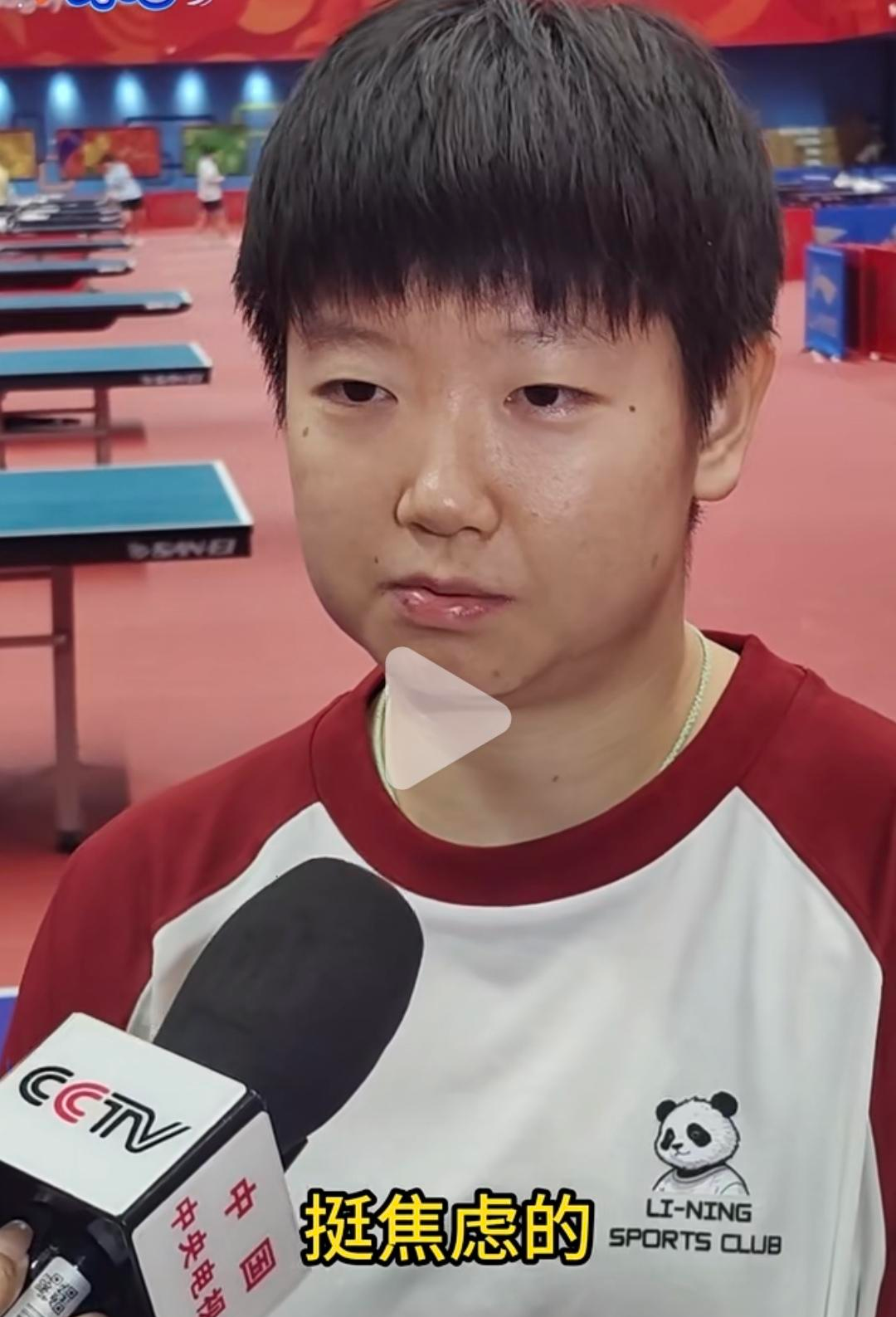看到个说法，日本标枪选手北口榛花比赛拿了好成绩，是因为现场那批标枪全是日本研发提供的，有人觉得她是认出了某支对她特别有利的枪。
其实都不用说搞什么小动作，光是“熟悉”这两个字就很要命。
一排标枪摆在那儿，在外人眼里长得一模一样。
但对自己家做出来的东西，那种细微的感觉太敏感了。
别人走过去是在挑一支