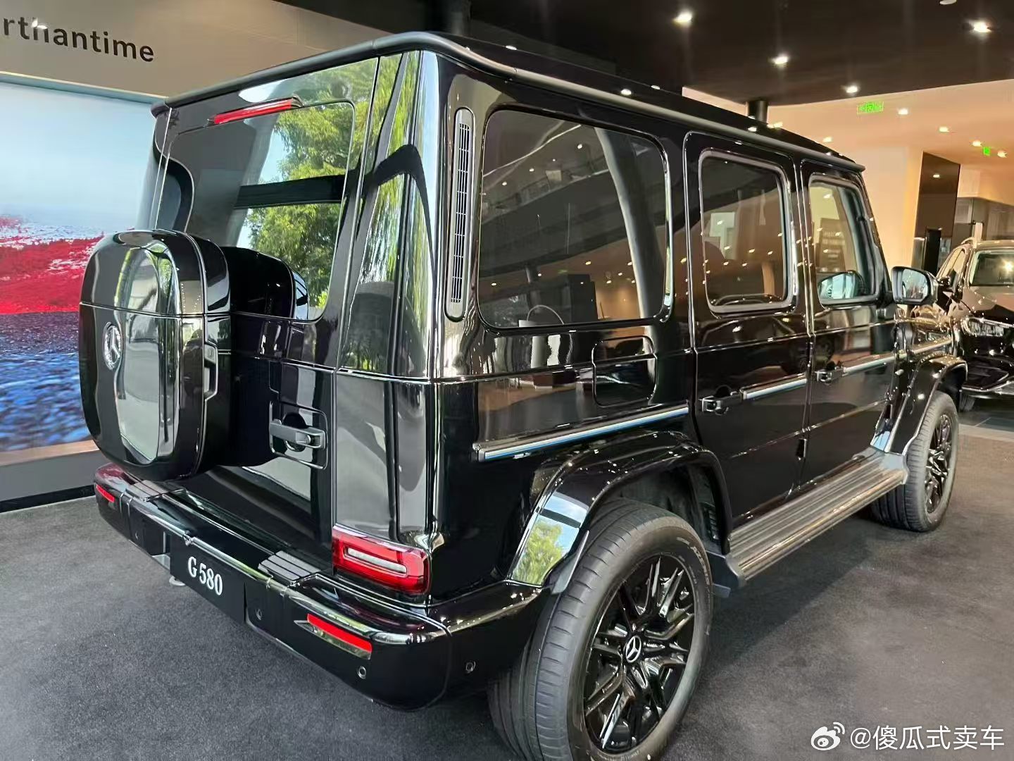 110万的G580 现车不多

出一批官方活动用车，
有少许公里数和维修保养记录
G580 黑色/水泥灰/贝母白/哑光蓝
—————————————
四种颜色，官方指导价 217 万
优惠大，欢迎咨询
上公户可以抵税，
一车一况，一况一价#汽车##奔驰[超话]##奔驰g580# ​