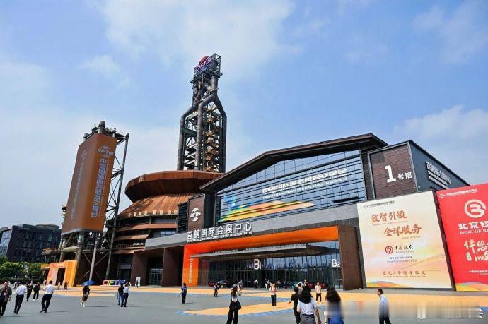 #服贸探新# 【提质升级！2026年服贸会三大亮点揭晓，15场主题论坛登场，新成果密集首发】#2026年服贸会# 2026年服贸会将于9月9日在北京首钢园开幕，今年服贸会将以“三个坚持”提升质效与影响力，同时，服贸会论坛会议将着力打造“服务贸易发展系列论坛”品牌，共设15场主题论坛，打造立足国际性、综合 ​