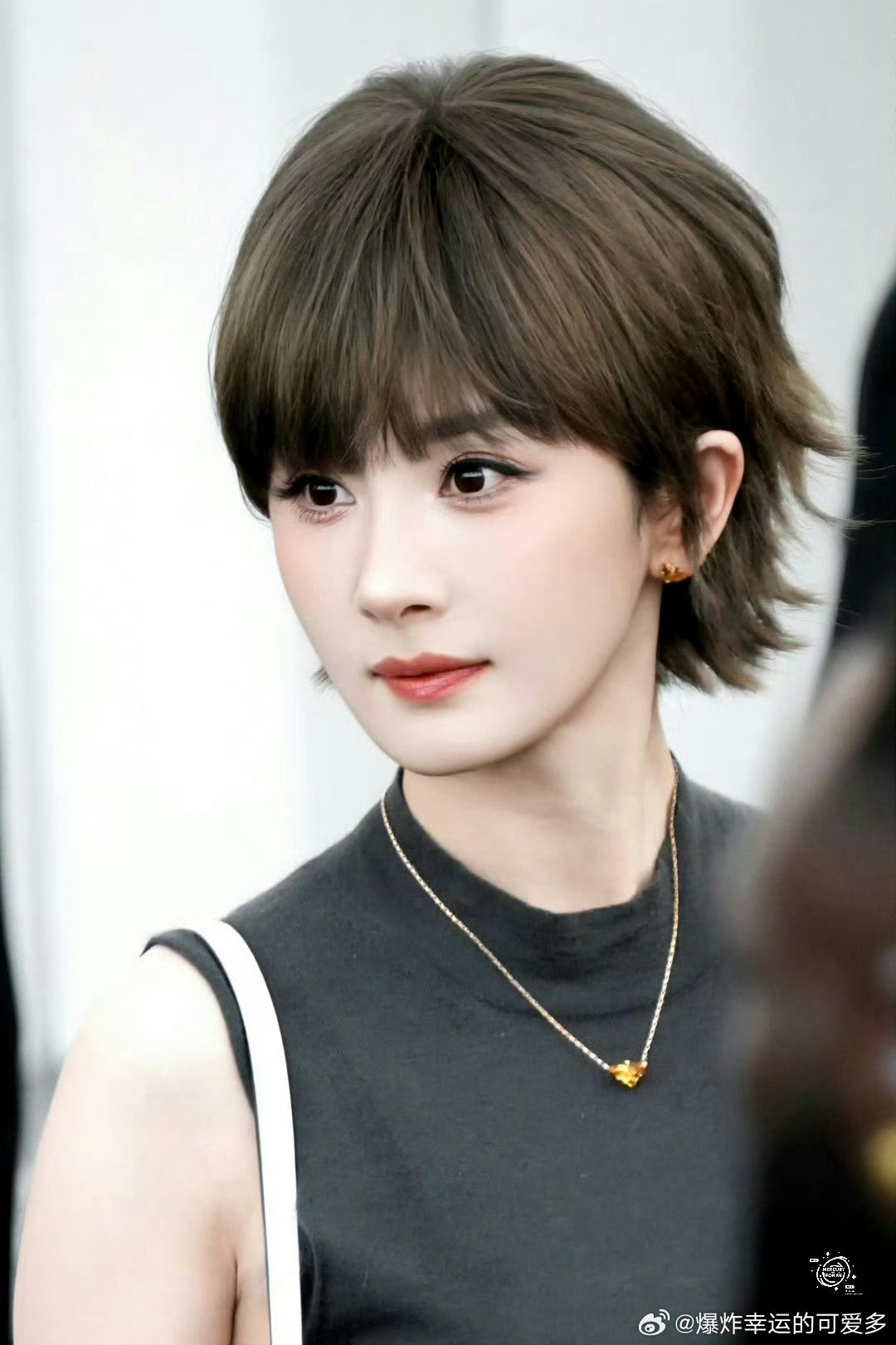 #杨幂回应全网复刻短发造型#那天见到大幂幂这头短发的时候觉得超级惊艳！发色也好美，当然人更美～之前的采访她还开玩笑说是真发，不过还是网友们了解她的抽象，知道她只是在开玩笑[笑cry]估计今年会很流行这个发型和发色吧，就是短发需要打理有点麻烦～ ​