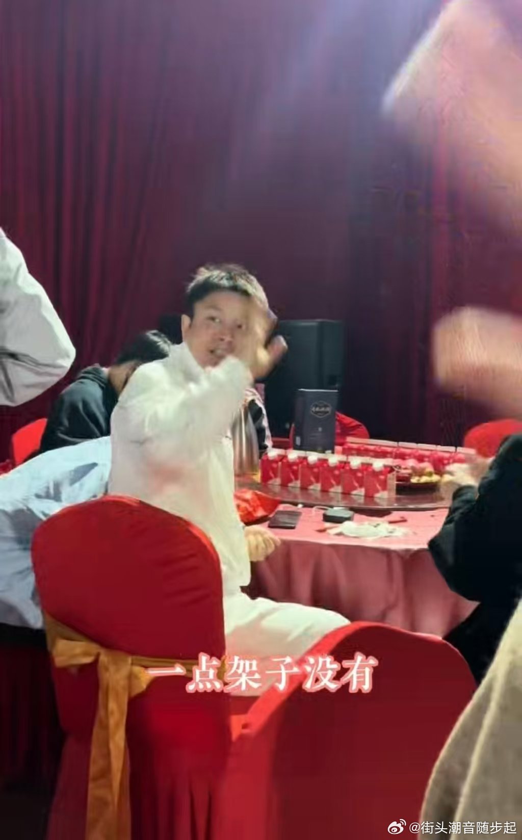10月12日，贾乃亮现身山西临汾吃席被多位网友偶遇，全程毫无明星架子，融入酒席的状态圈粉无数，甚至还在现场当起了“气氛组长”。   一、偶遇现场：融入酒席无包袱- 地点与同行者：贾乃亮在山西临汾的酒席
