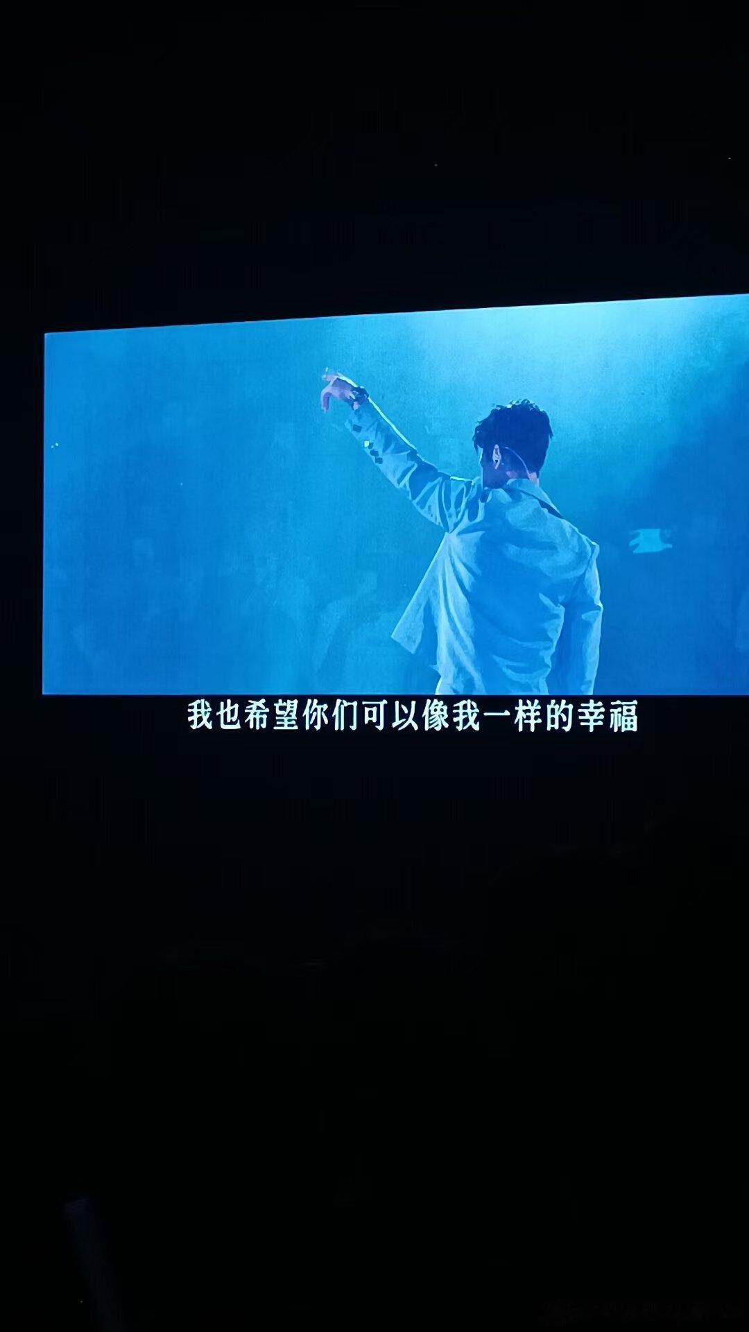 我只知道 这阵雨是为彩虹而来♾️
#相信爱-周兴哲[音乐]# ​