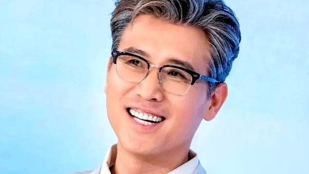李乃文录综艺饿狠了，当着镜头，顺手就扣开了赞助商摆在桌上的八宝粥道具。

旁边的胡军眼睛都瞪圆了，伸手直扒拉他：那是道具！摆样子的！李乃文嚼得正香，回得理直气壮：摆那儿不吃才叫浪费。一句话把胡军干沉默了。

现在的荧幕上全是“无暇假人”，吃片菜叶子都要嚼三十下，生怕弄花了唇妆。他倒好，五十岁的人了，