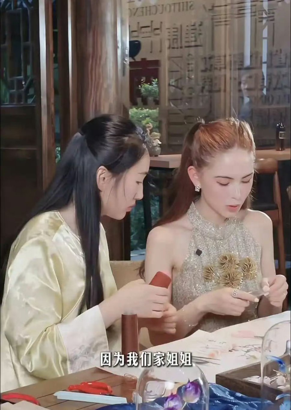 昆凌跑南京学非遗绒花，只为给爱穿汉服的11岁女儿配支发簪！ ​​​