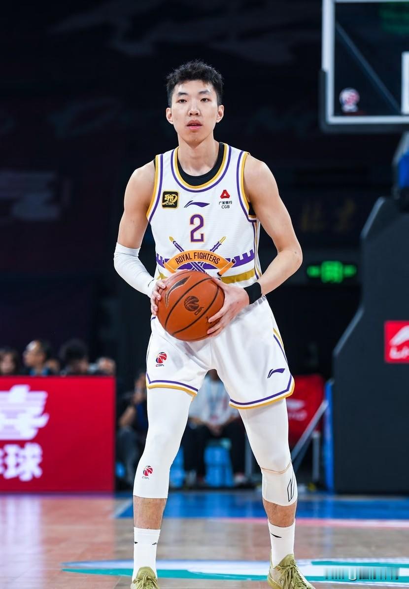 庞峥麟和廖三宁，这俩广西后卫的感情是真没话说！ 昨晚江苏主场打北控，两...