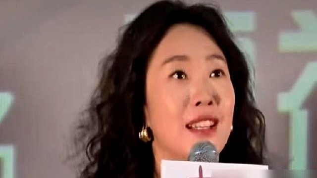 戒酒暴瘦15斤，郭京飞红毯一亮相，全网居然都在说他撞脸杨洋。

王佳佳爆料，拍《老舅》时他天天劝别人少吃点，转头自己戒了酒。红毯上李乃文直接冲他喊“郭京瘦”，黑皮衣一穿，下颌线比剧本还清晰。记者追问秘诀，回答就两字：戒酒。

郭京飞直言演员就是水，装什么容器就变什么形状。如今三部戏入围飞天奖，新剧《