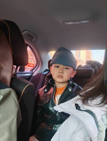 今天在路上看到一辆仰望u8l，我给六六说这个车可好了，能原地掉头，还能...