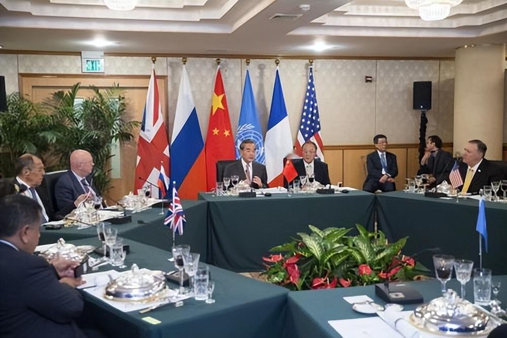 美国这回算是踢到铁板了！G20财长会上，华盛顿本想拉大旗作虎皮，把对华打压包装成“全球共识”，结果中方当场拒签，联合公报直接难产。2026年8月底，北卡罗来纳州阿什维尔这场会议，美国作为东道主，手握议程起草权，心里打的算盘谁看不透？他们想借多边平台，把中美贸易矛盾升级成二十国集体议题，甚至拿“非市场
