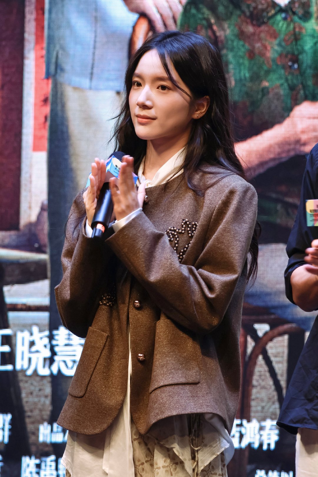 #演员李思潼[超话]# 
青春与光影相逢，热爱与梦想同行。拥抱影像，感受创作的力量，与共赴这场光影之约！#粤港澳大湾区大学生电影周# ​