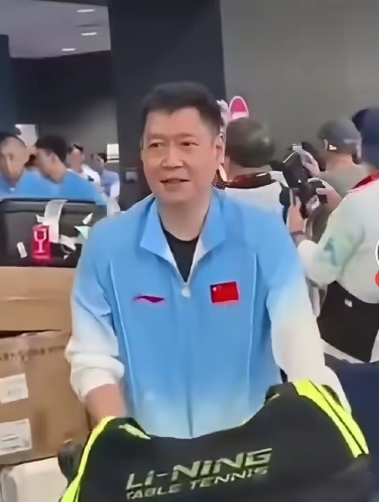 国家队大名单没他名字，邱贻可自己订酒店买机票跟去了日本。名古屋这站，他连场边教练席都进不去，只能杵在观众席上拿个小本子记。
孙颖莎刚伤愈，每打完一场，这老头就掐着点在场馆外头堵人，逮着就练，逮着就聊。观众散场了，他俩还在那比划动作，一个喂球一个接，旁边连个捡球的都没有。
队里名额给了主教练和几个