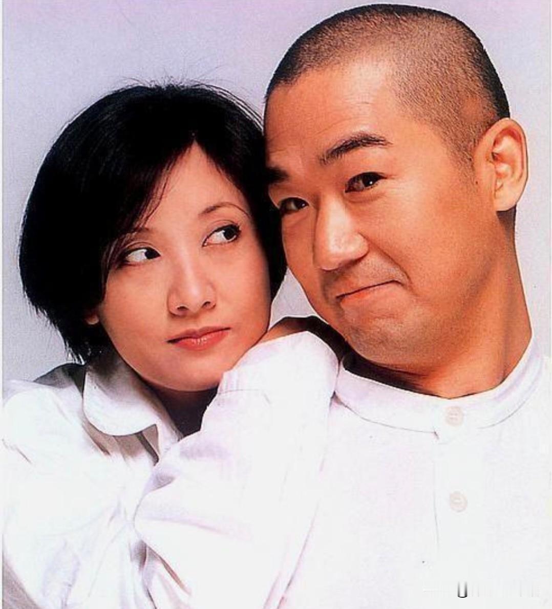 相伴三十多年的模范夫妻，张国立邓婕，为何没有共同孩子？

张国立和邓婕相伴三十多年，是大众眼里的模范夫妻，却没有属于两人的孩子。当年邓婕为了这个家庭，放弃了生育的机会，用心照顾张国立的儿子。
 
这件事多年来争议不断，有人觉得可惜，也有人认可她的选择。婚姻本就充满取舍，很多决定，外人很难评判值不值得