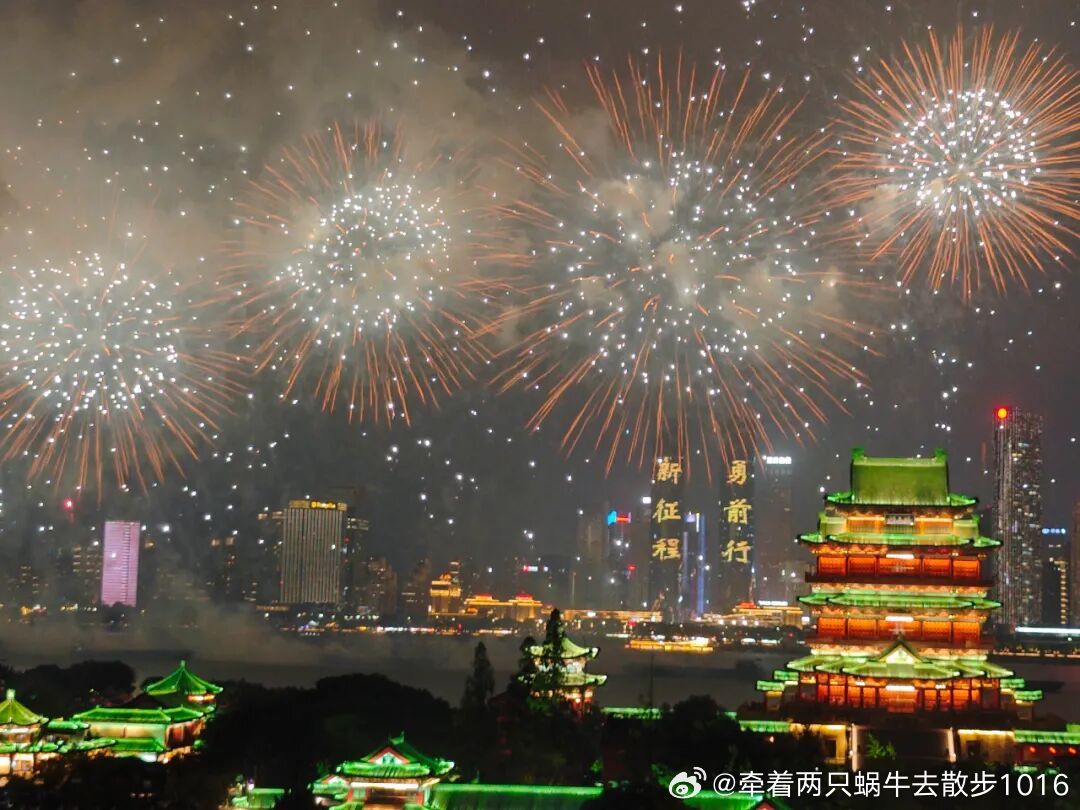 #南昌国庆邀你赴烟花之约#氛围感拉满！南昌国庆烟花秀惊艳全城✨
今夜赣江璀璨，烟火漫缀洪城！10月1日晚，南昌第八届国庆烟花晚会在赣江之心老官洲水域重磅上演，以“新征程 勇前行”为主题，解锁超震撼国庆浪漫！
4万余发烟花次第升空，幸福树、盛世花篮、五角星、和平鸽等绝美造型轮番绽放，七彩祥 ​