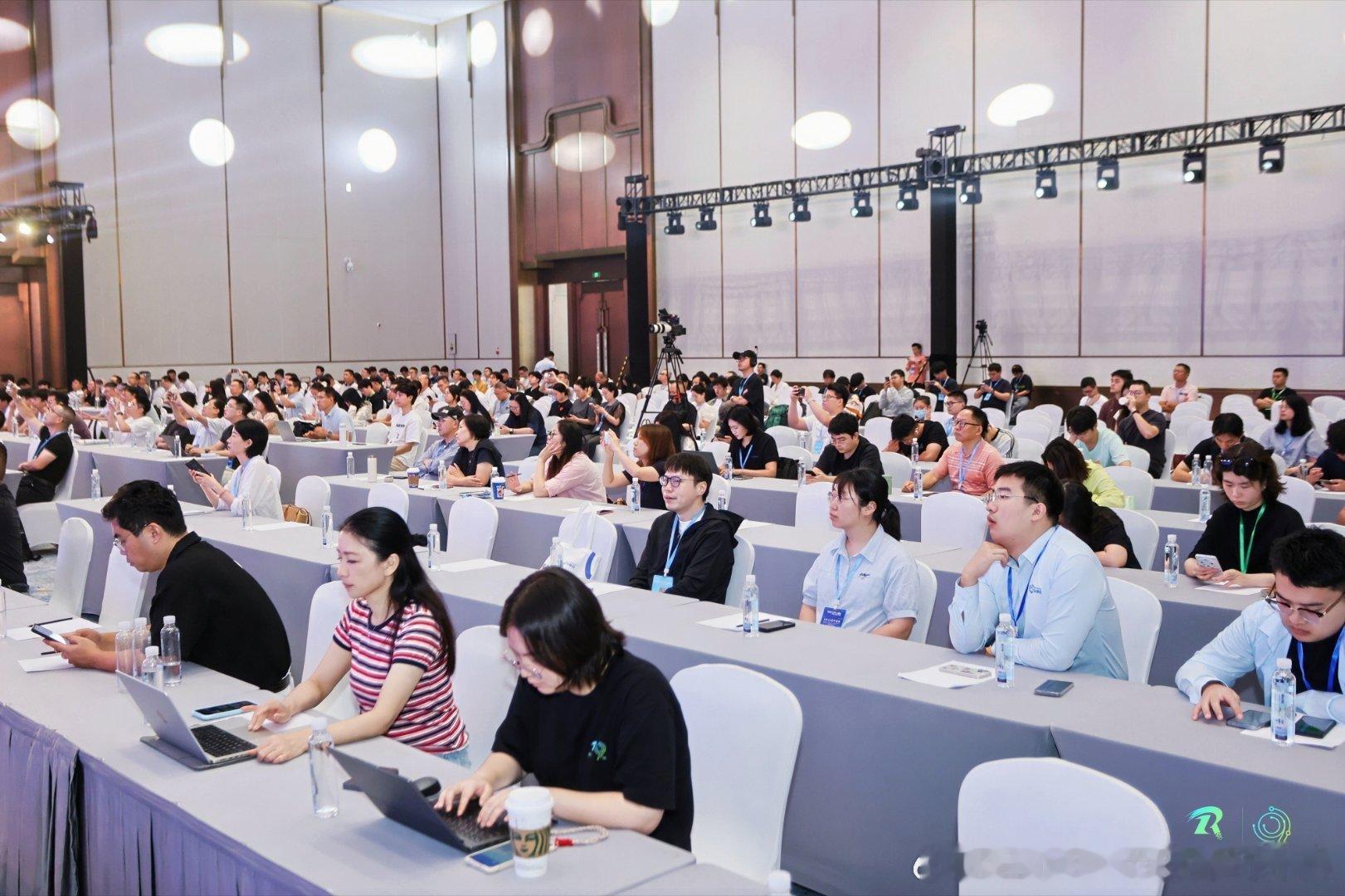 9月18日，鄙人孟怡昭参加第九届中国机器人峰会；第2天上午主论坛，现场倾听［《具身智能与智能机器人：从概念到产业》，谭建荣，浙江大学教授；《人形机器人多场景应用基座与生态建设》，熊蓉，浙江大学教授、浙江人形机器人创新中心首席科学家；《通往物理智能基础模型》，陈凯，深度机智创始人；《足 ​