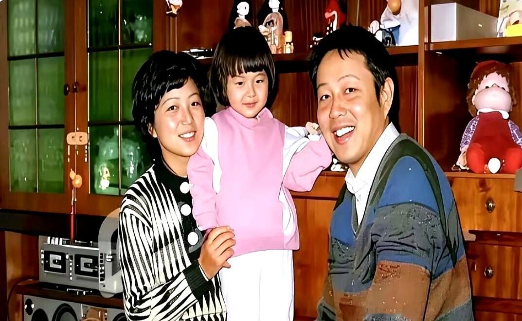 冯小刚曾说陈道明“清高得只肯在戏里低头”。

镜头前他总皱着眉头，在圈里是出了名的不好接近。可一回到家，他完全是另一个样子。

1982年和杜宪结婚，1985年女儿陈格出生，一家三口低调过了四十多年。流传出来的老照片里，他和妻女在一块儿，笑得眼睛眯成一条缝，平时还会做饭、缝衣服。

在外冷面克制，关