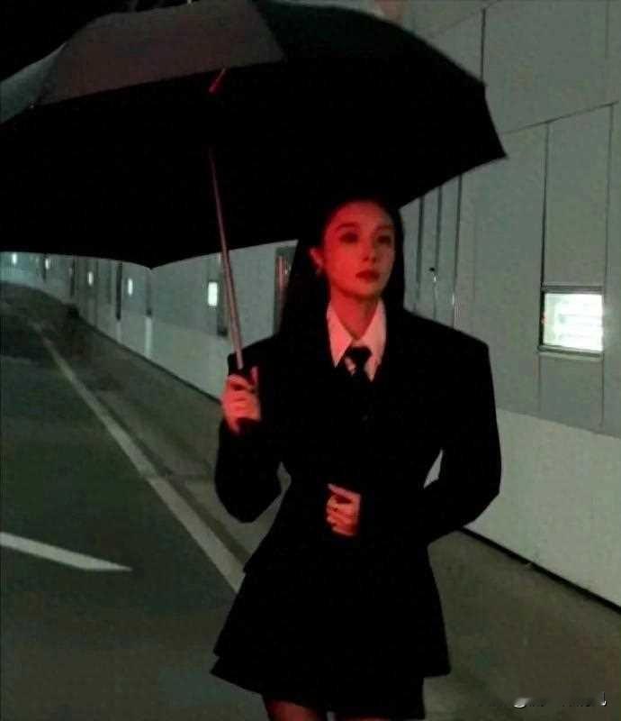 隆妮（高启兰）黑丝穿搭高冷御姐？绝对反差