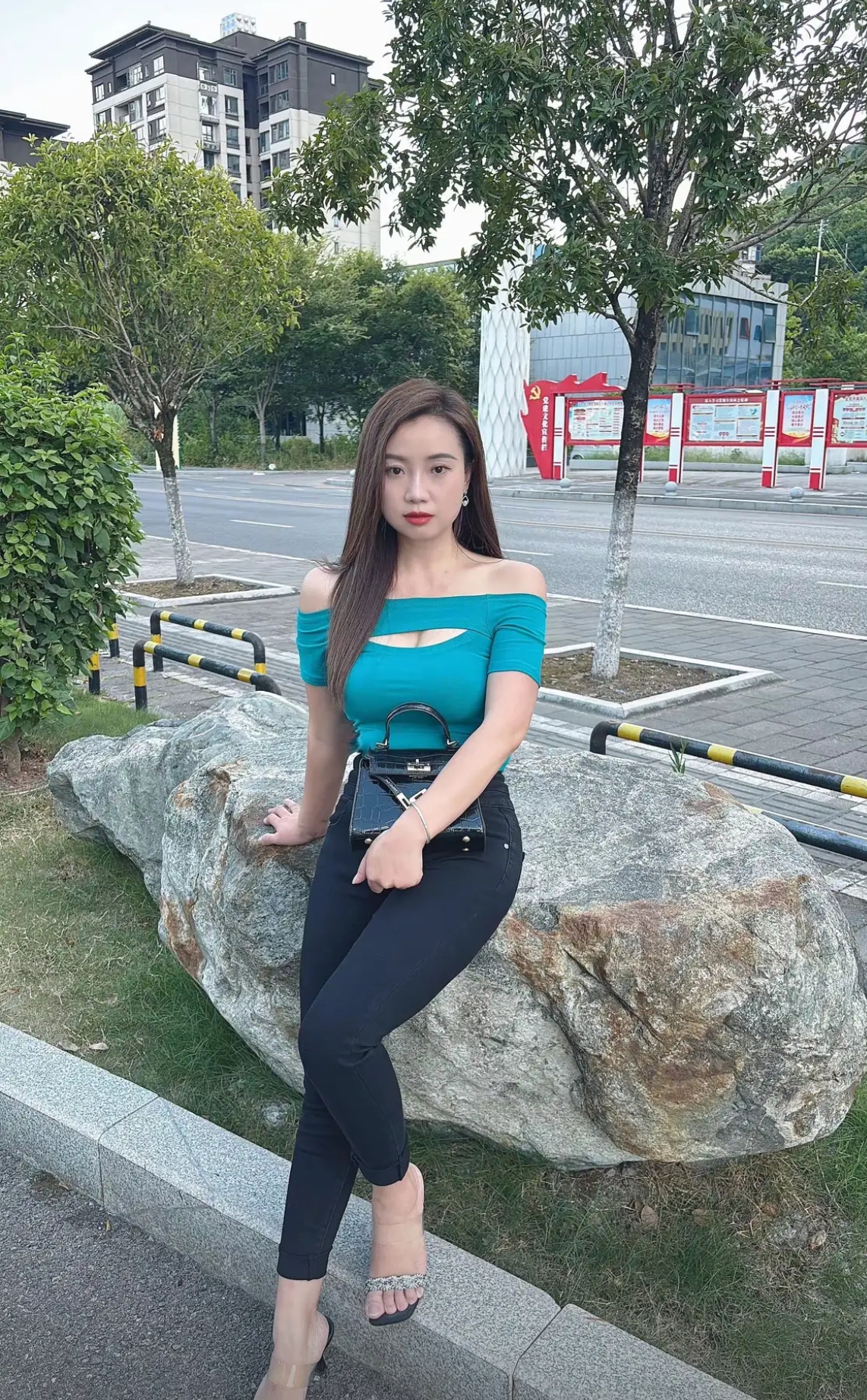 这位邻居姐姐结过婚，生过孩子，如今已经离异三年了，想找一个伴侣和自己走...