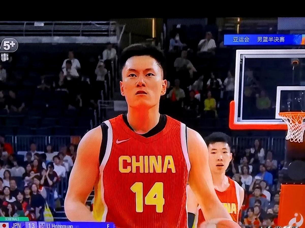 李弘权带伤硬碾内线，直接把日本球员顶退，裁判哨响。

这开场一球彻底把窗户纸捅破了。咱们个子高身板厚，干嘛非得跟着人家拼跑轰投三分？

李弘权上场只干一件事：上对抗。拿球直接往里压，用肉身开路，硬生生逼出犯规站上罚球线。这一撞等于给全队发了说明书。

放着体型优势不用，去跟小个子比折返跑，纯属自己找