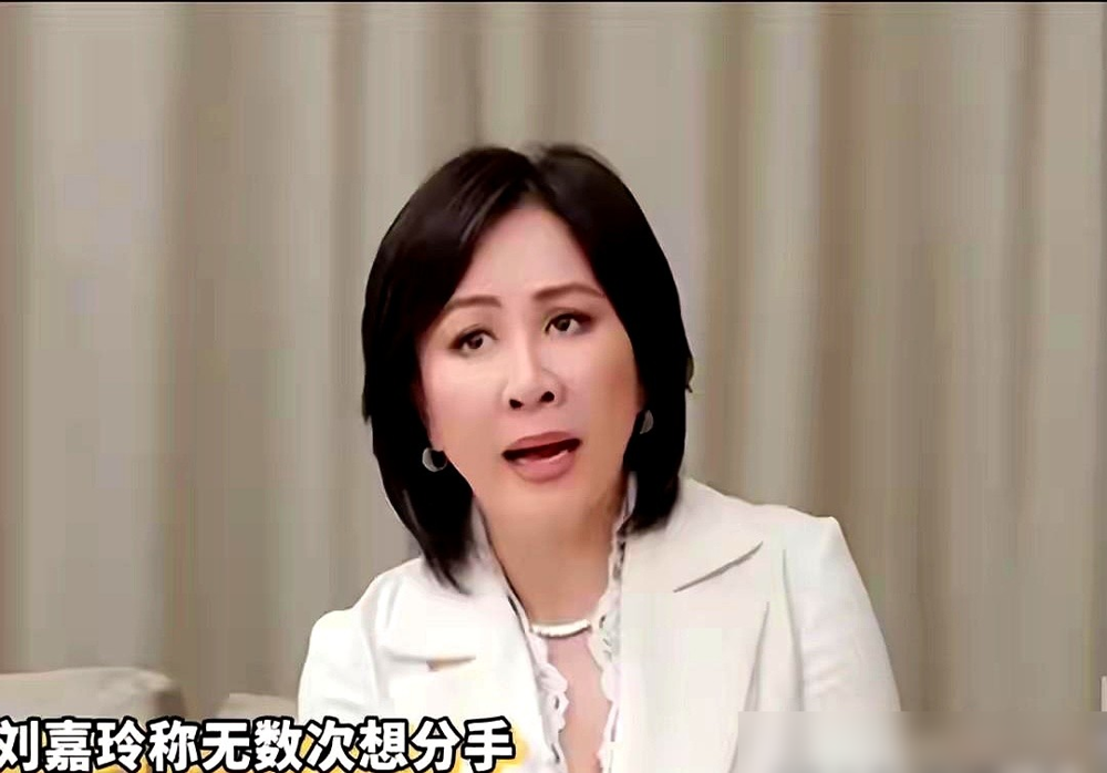 梁朝伟家里灯泡坏了，第一反应是打电话喊刘嘉玲救命。不是开玩笑，刘嘉玲自己上节目爆的。
她说这位影帝私下就是个生活白痴，连让阿姨干点活都开不了口，全得她转达。装修嫌吵直接拎包住酒店，等弄好了再回来。外人看着神仙眷侣，关起门来全是她一个人扛事。
刘嘉玲说，她动过无数次离婚的念头。林青霞劝她：你辛苦点