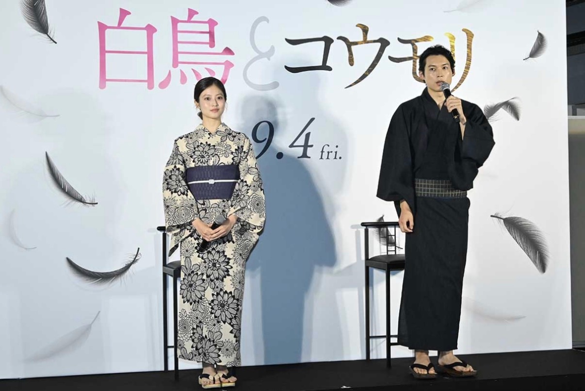 哇浴衣北！！前两天看到『汝、星のごとく』主演这样宣传我还有点渴望…这么快就实现了！[期待][期待][么么哒]
『白鳥とコウモリ』纳凉票房大热祈愿活动
#松村北斗# 
19日出席了在东京都内举办的纳凉票房大热祈愿活动。活动中二人各自分享了自己与当下发展迅猛的AI的相处趣事。

松村北斗聊起了自己和AI ​